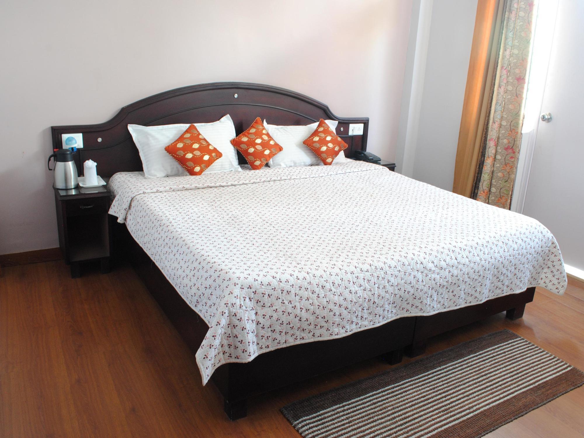 Clarks Inn Binsar Luaran gambar